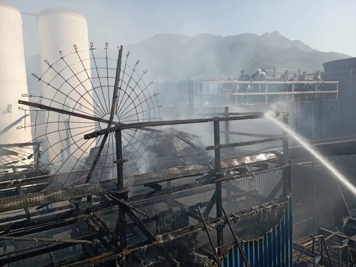 Hatay'da demir çelik üretimi yapan tesiste çıkan yangın söndürüldü