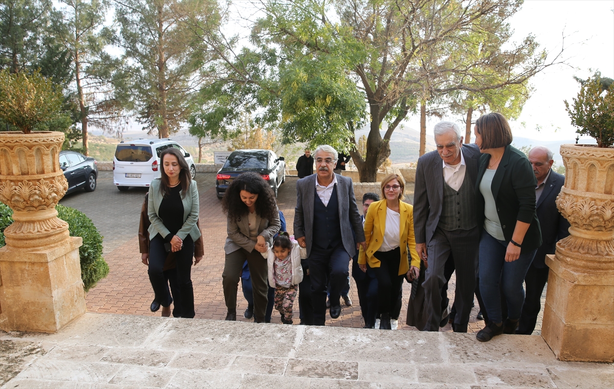 HDP Eş Genel Başkanı Sancar, Deyrulzafaran Manastırı'nı ziyaret etti