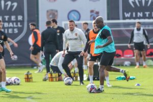 - Takımda forma giyen Türk oyuncular Doğukan Sinik ile Ozan