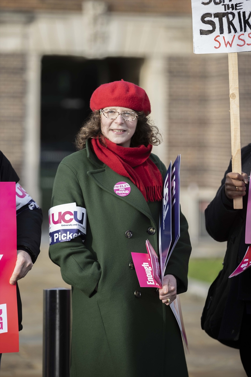 İngiltere'de 70 bin üniversite çalışanı 3 günlük grev başlattı