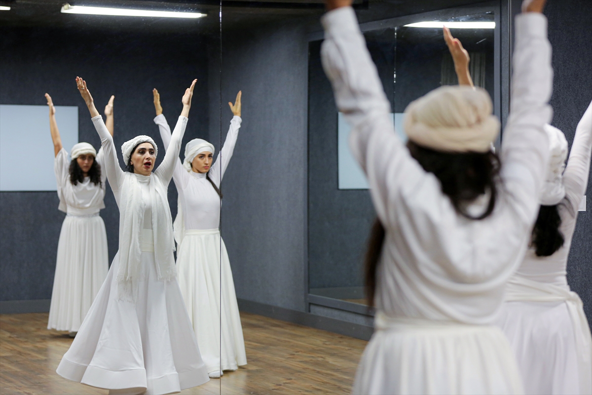 İranlı kadın dansçıların en büyük arzusu halka açık performans sergilemek