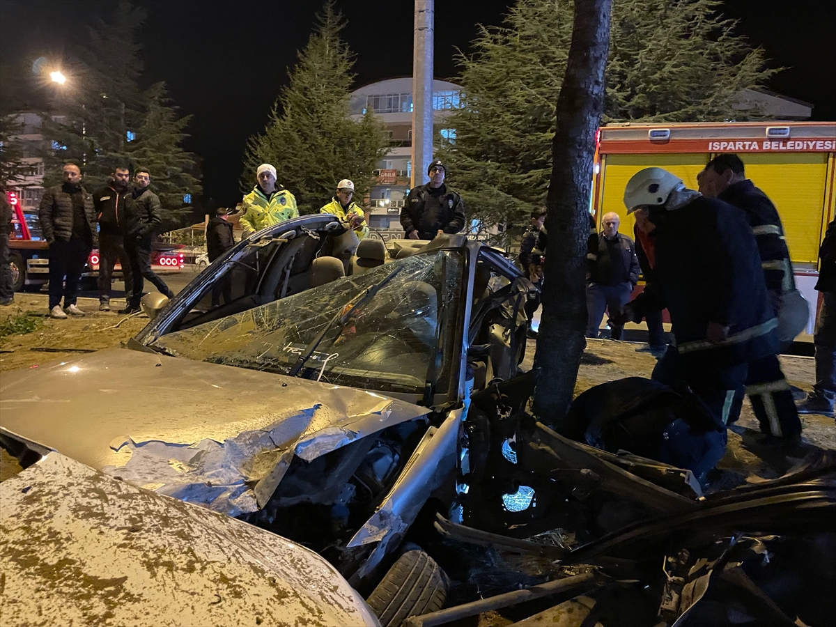 Isparta'da otomobil ağaca çarptı, 2 kişi yaralandı