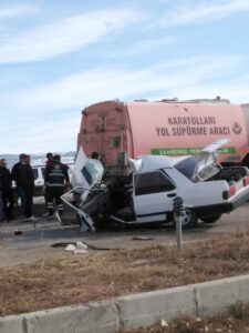 ISPARTA (AA) – Isparta'nın Şarkikaraağaç ilçesinde, otomobilin yol süpürme aracına