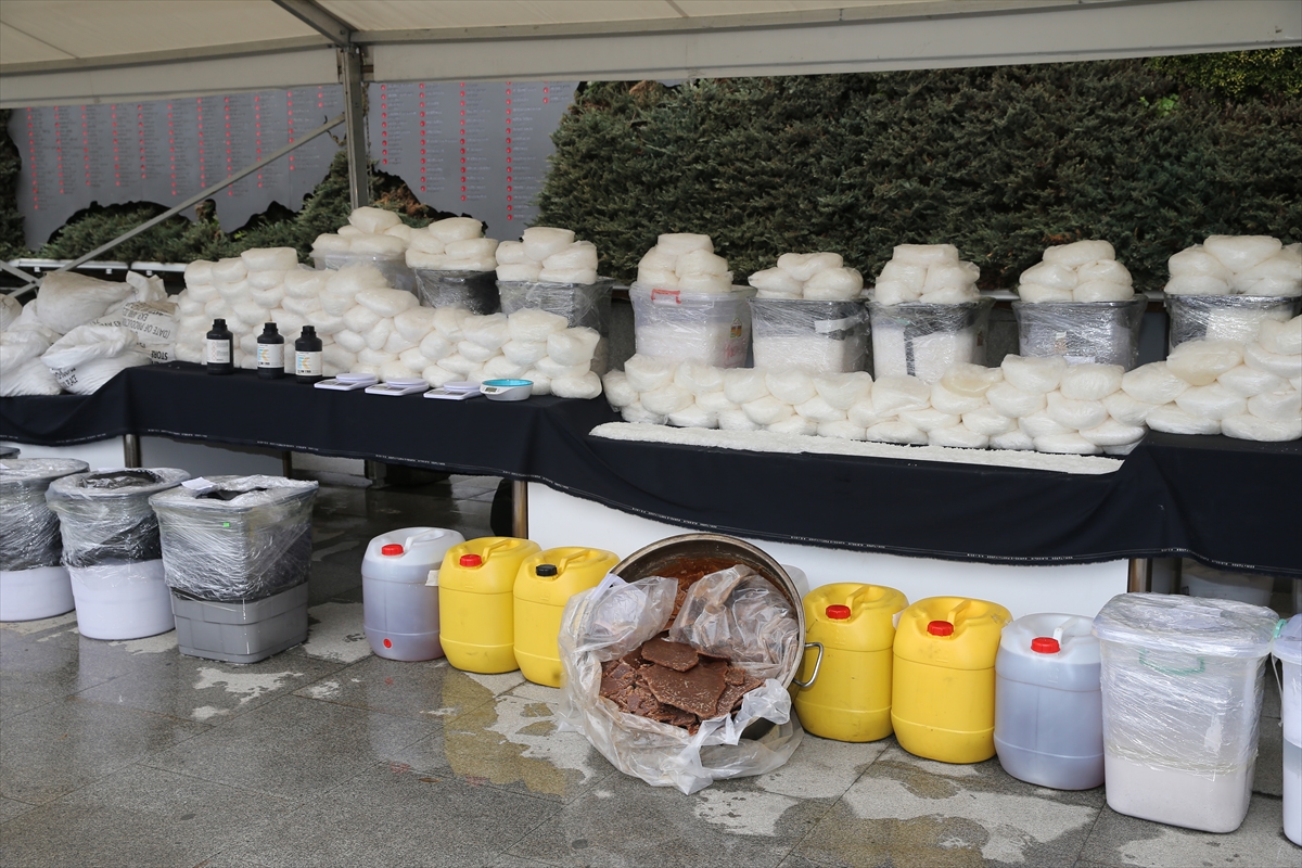 İstanbul'da 3 ton 533 kilo metamfetamin ele geçirilen operasyonda 12 zanlı tutuklandı