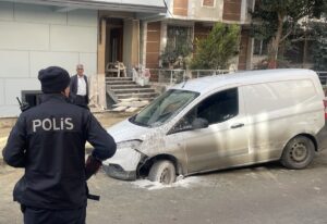 İSTANBUL (AA) – Avcılar'da çöken yola düşen aracın sürücüsü yaralandı.