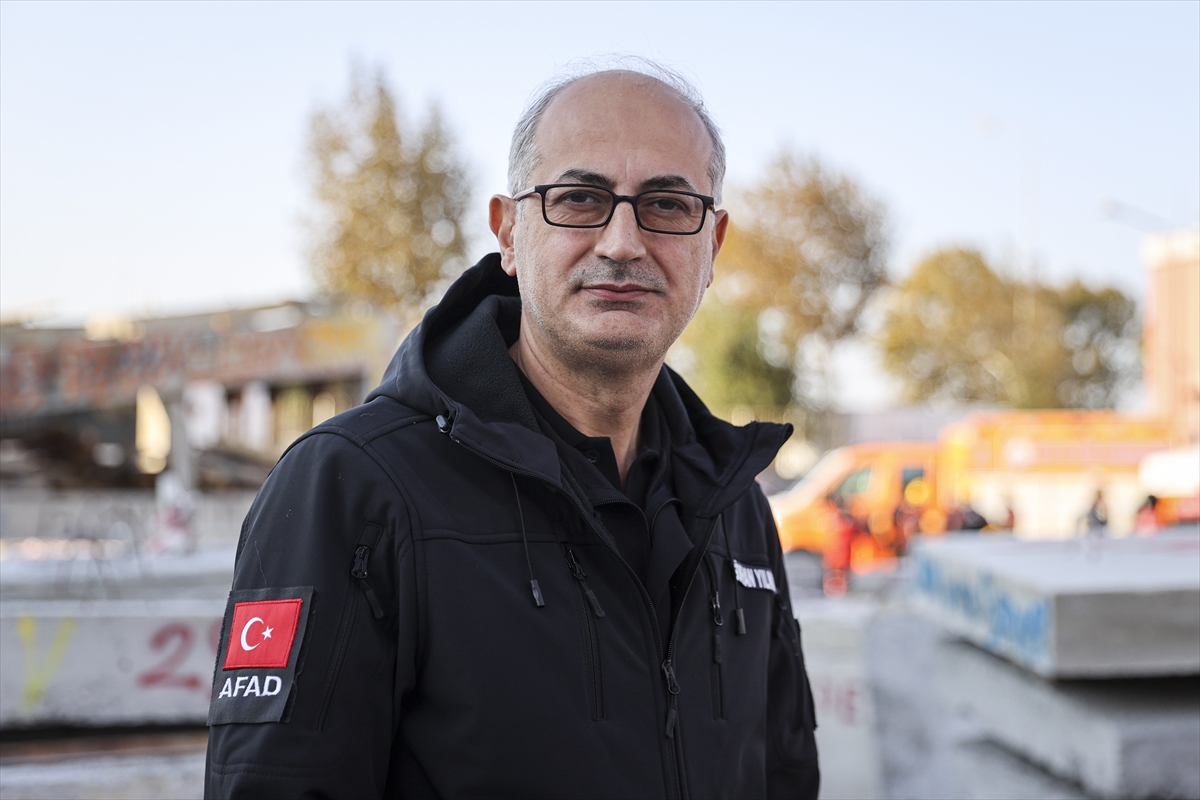 İstanbul'da ''Deprem Anı, Çök-Kapan-Tutun Tahliye Tatbikatı''