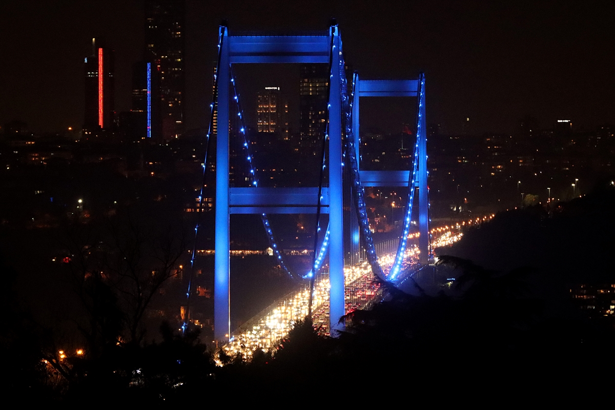 İstanbul'da iki köprü, Dünya Çocuk Hakları Günü için ışıklandırıldı
