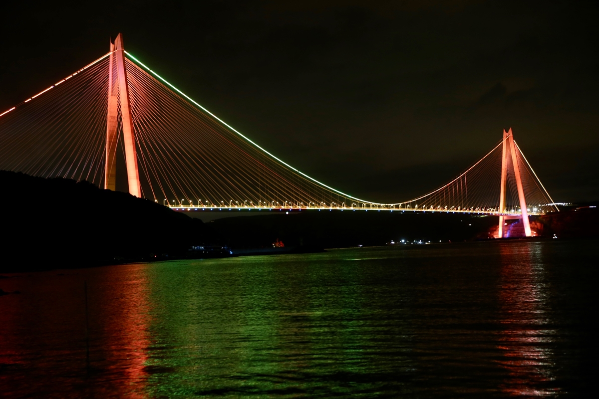 İstanbul'da iki köprü, “radyasyon onkolojisi farkındalığı” için turuncuya büründü