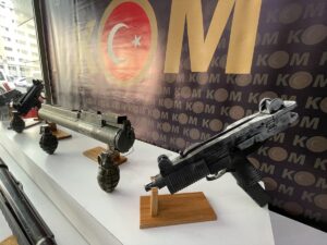 - Aramalarda lav silahının yanı sıra 3 el bombası, 2