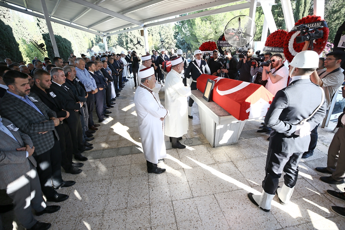 İstanbul'daki terör saldırısında hayatını kaybeden baba kızın cenazeleri Adana'da defnedildi