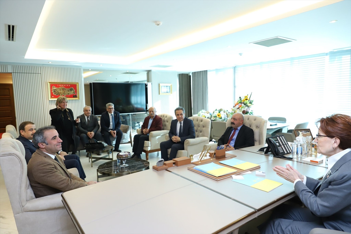 İYİ Parti Genel Başkanı Akşener, Alevi vakıf ve derneklerinin temsilcileriyle görüştü
