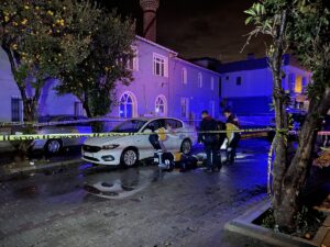 İZMİR (AA) – İzmir'in Güzelbahçe ilçesinde akraba 3 kişi arasında