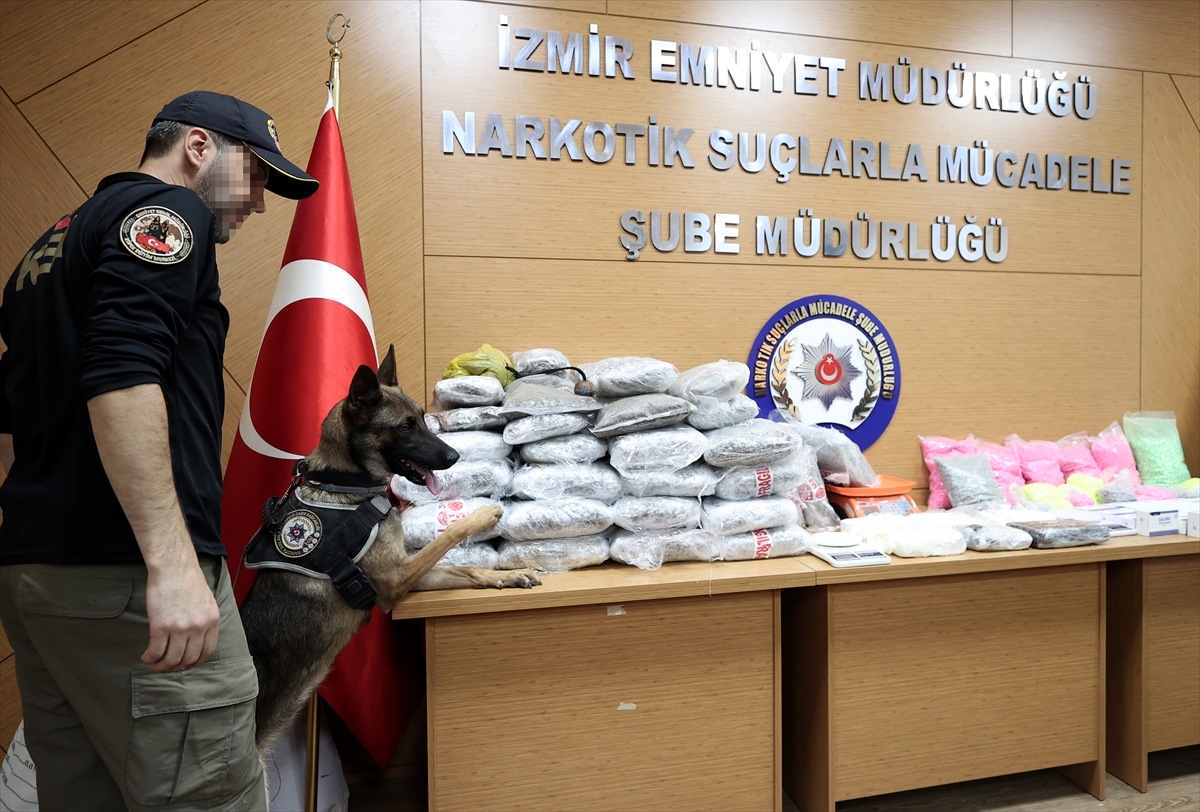İzmir'de uyuşturucu operasyonunda yakalanan 4 şüpheliden 2'si tutuklandı