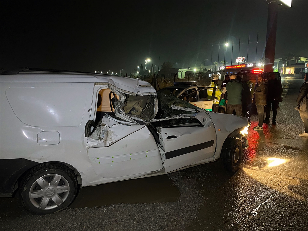 İzmir'de zincirleme trafik kazasında 3 kişi yaralandı