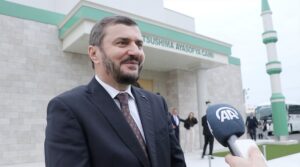 - Tesiste mescit, eğitim sınıfları, toplantı odaları, kütüphane ve misafirhane