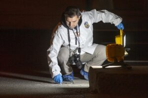 İSTANBUL (AA) – Kağıthane'de trafik ışıklarında aracıyla beklerken motosikletli iki