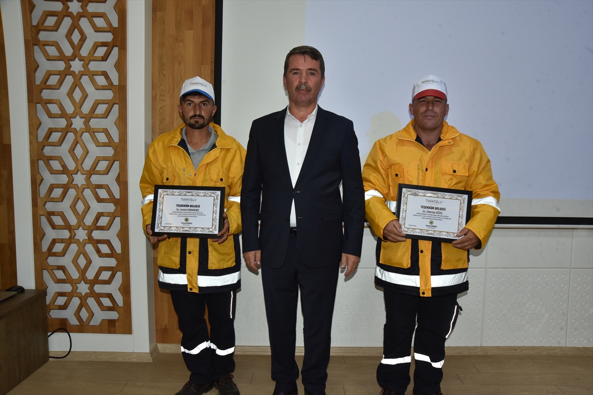 Kahramanmaraş'ta yolda temizlik yapan işçiler buldukları cüzdanı sahibine teslim etti