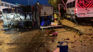 İSTANBUL (AA) – Kartal'da kamyonet ve minibüsün çarpışması sonucu meydana