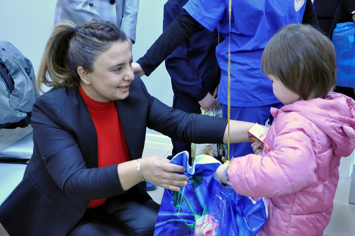 Kırgızistan'daki Türk kurumları, yetim çocuklara ücretsiz göz muayenesi yaptırdı