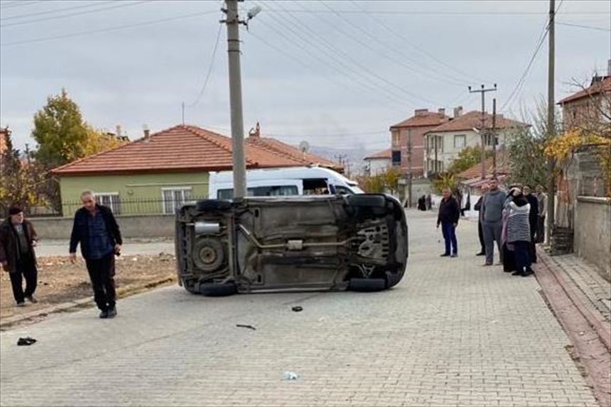 Kırıkkale'de trafik kazasında 5'i öğrenci 6 kişi yaralandı