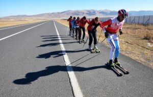 KARS (AA) – Karslı kayaklı koşu sporcuları, kışın düzenlenecek milli