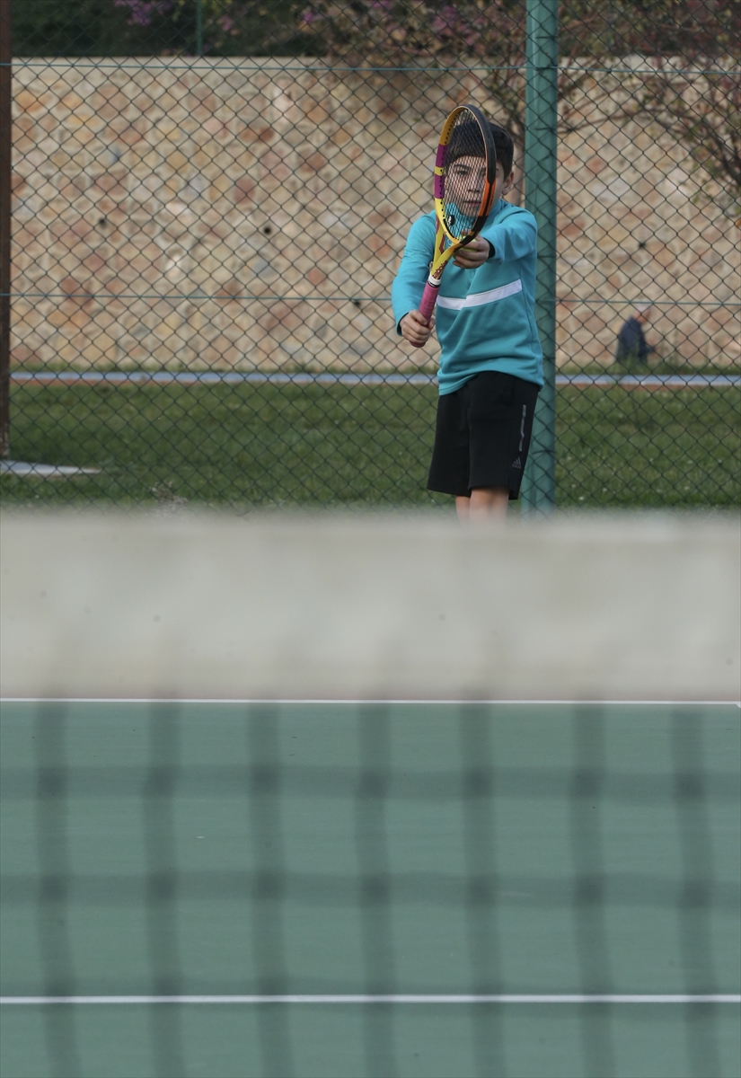 Kocaeli'de 10 yaşındaki şampiyon tenisçi gözünü milli formaya dikti