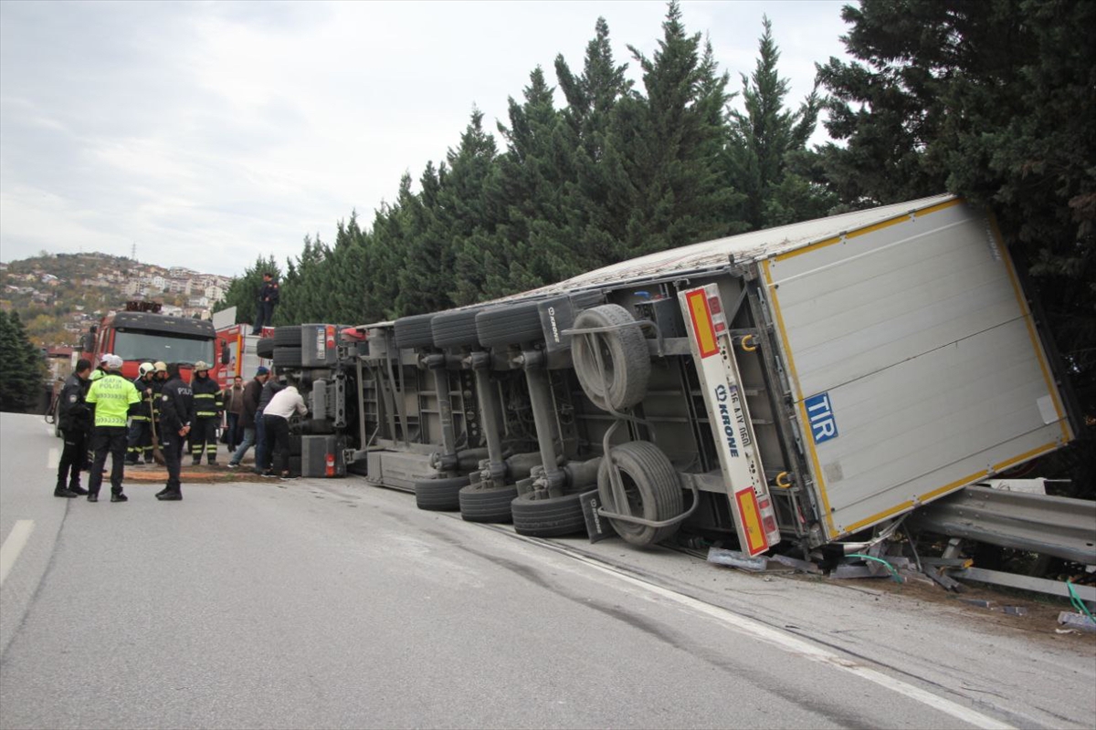 Kocaeli'de devrilen tır D-100 kara yolunda ulaşımı aksattı