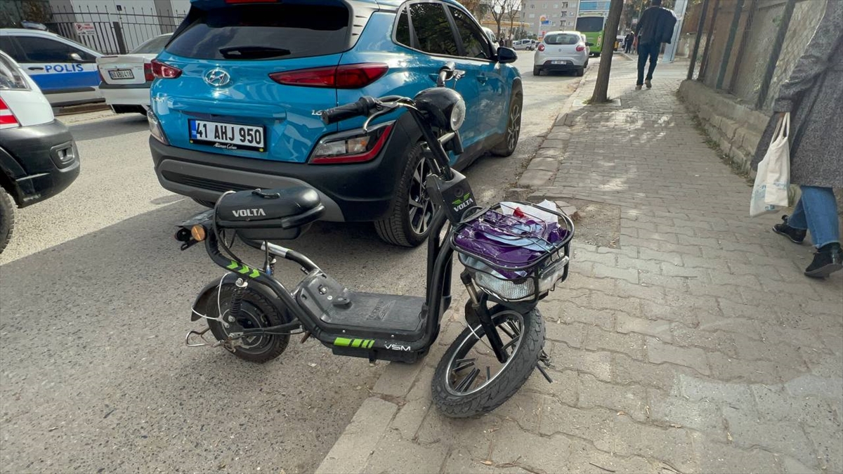 Kocaeli'de otomobilin çarptığı elektrikli motorlu bisiklet sürücüsü yaralandı