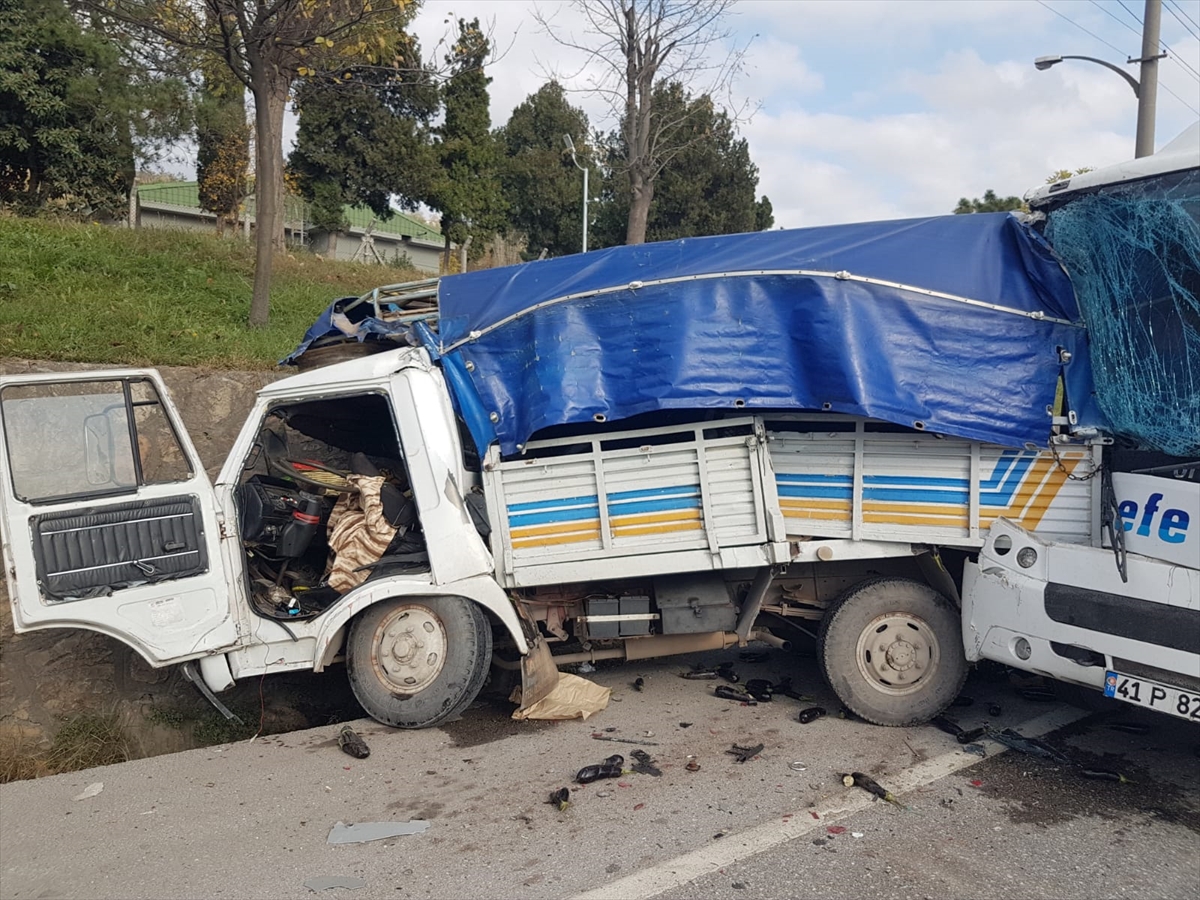 Kocaeli'de servis midibüsü ile kamyonet çarpıştı, 4 kişi yaralandı