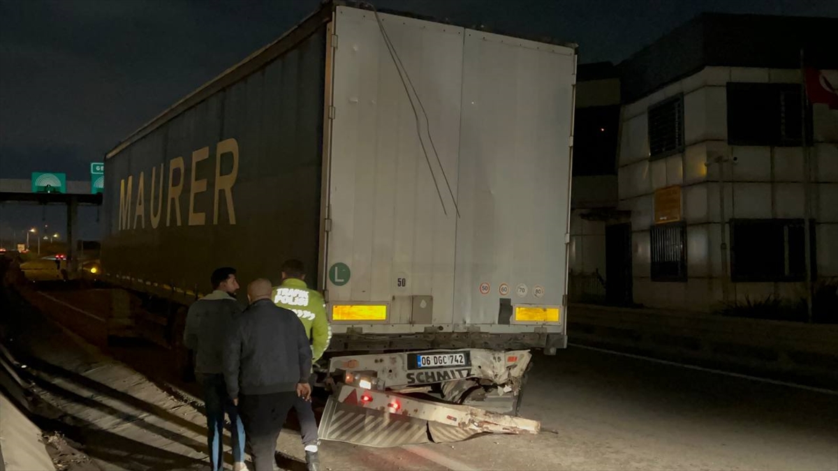 Kocaeli'de tıra çarpan kamyonetin sürücüsü yaralandı