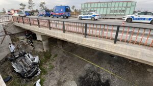 KONYA (AA) – Konya'da içinde su bulunmayan kanala düşen otomobildeki