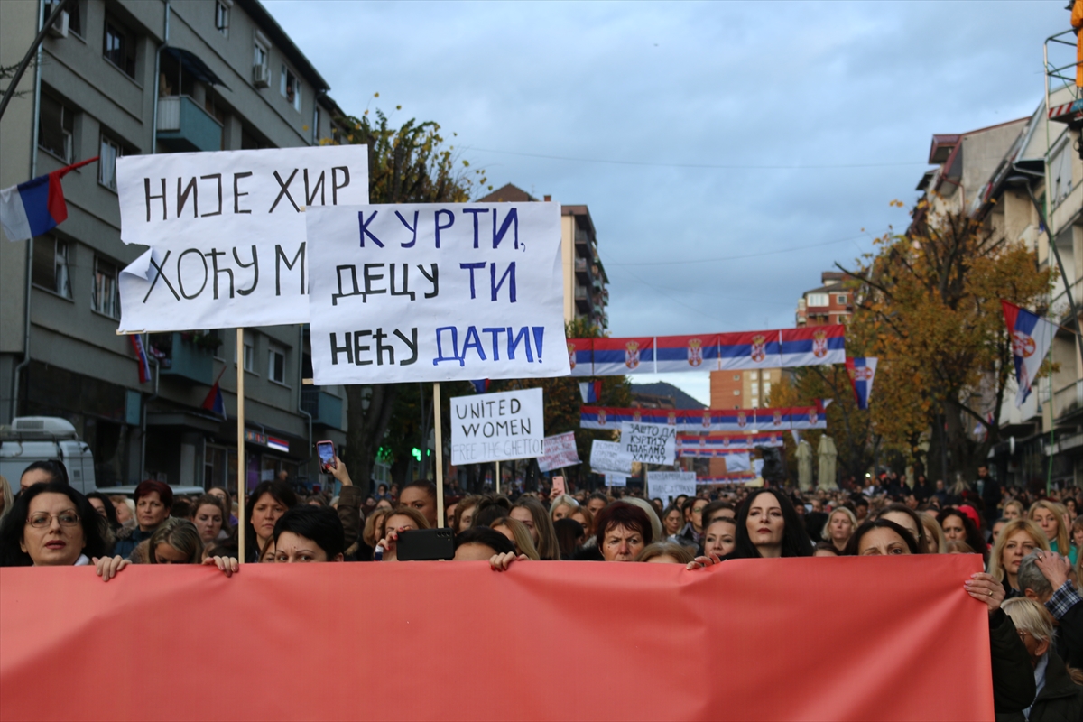 Kosovalı Sırp kadınlar, Kuzey Mitrovitsa şehrinde gösteri düzenledi