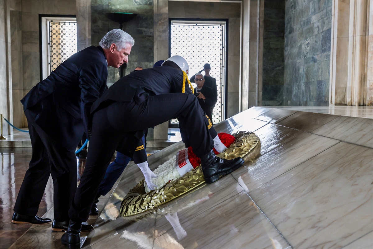 Küba Devlet Başkanı Bermudez, Anıtkabir'i ziyaret etti