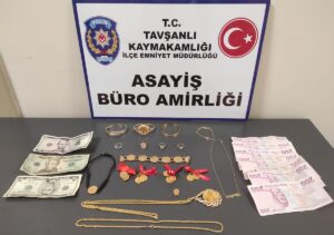 KÜTAHYA (AA) – Kütahya'nın Tavşanlı ilçesinde, bir evden altın ve