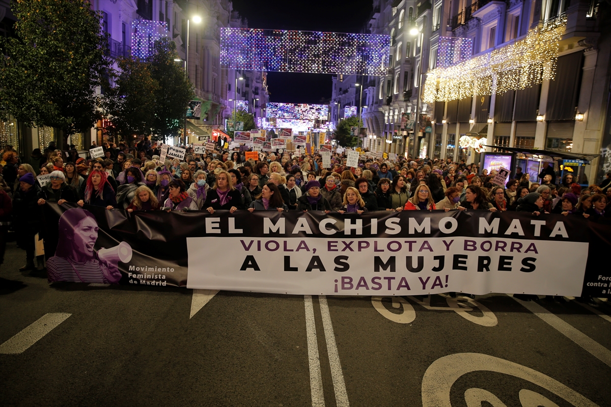 Madrid'de binlerce kişi “Kadına Yönelik Şiddete Karşı Uluslararası Mücadele Günü”nde yürüdü