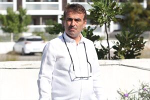 ANTALYA (AA) – Antalya'da, sahipsiz köpeklerden kaçarken kamyonun altında kalarak