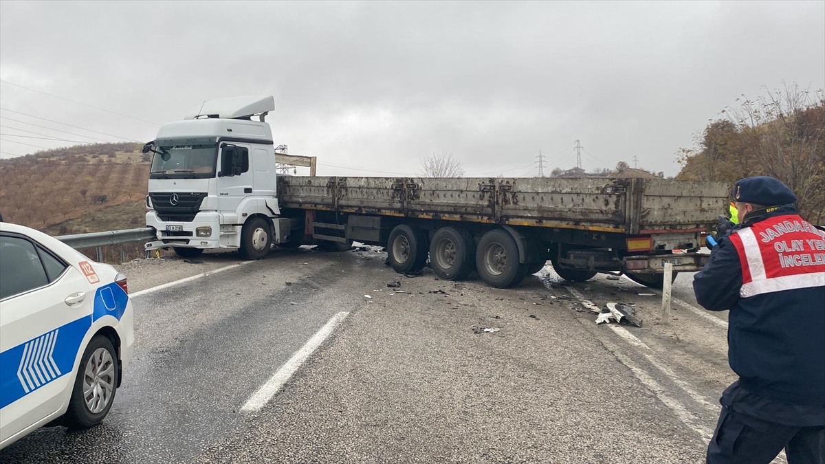 Malatya'da 3 aracın karıştığı kazada 2 kişi öldü, 2 kişi yaralandı