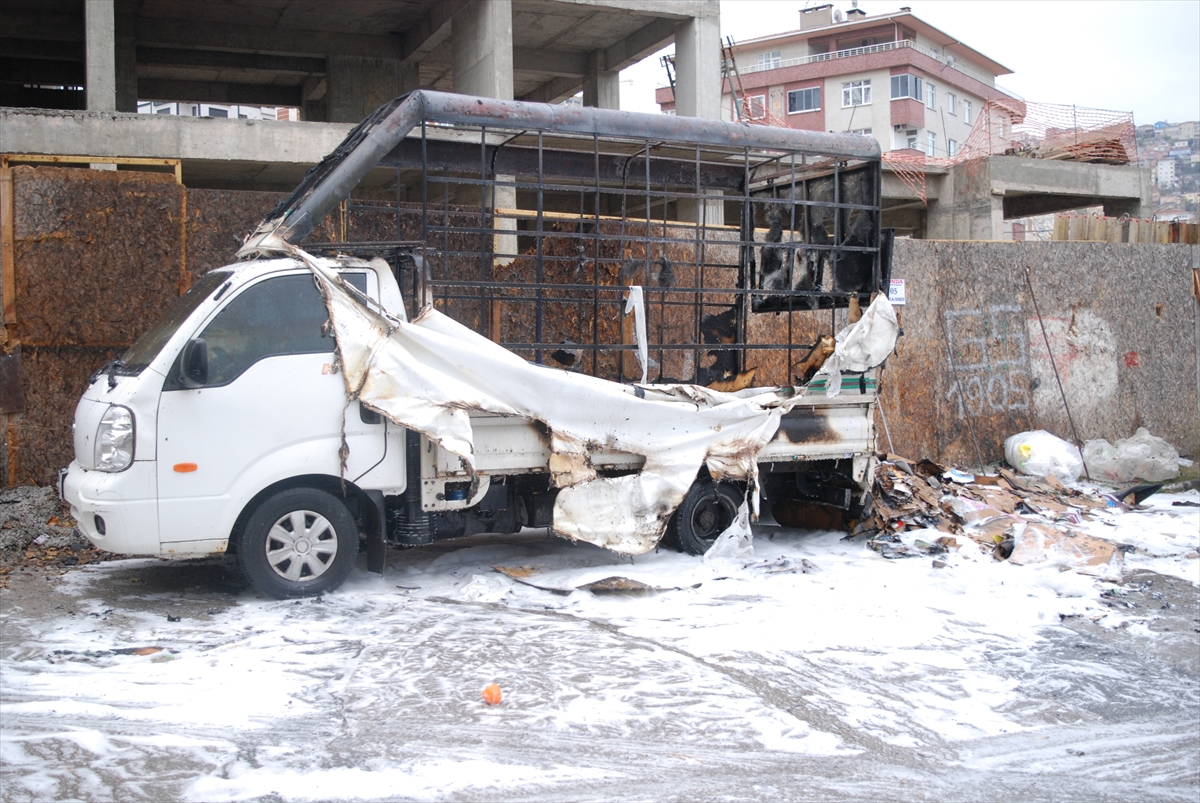 Maltepe'de atık kağıt yüklü kamyonette çıkan yangın hasara neden oldu
