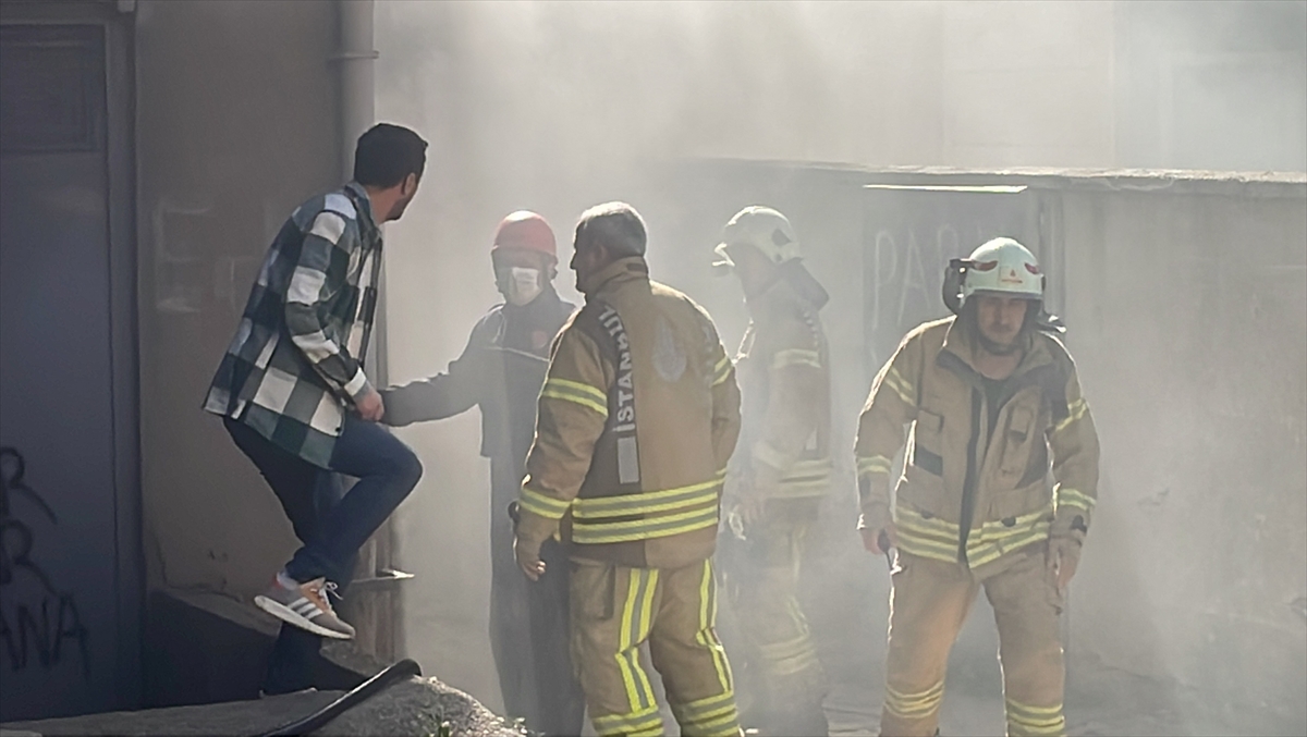 Maltepe'de otomobil parçalarının bulunduğu depoda yangın çıktı