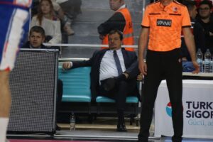 - Manisa Büyükşehir Belediyespor: 74 - Anadolu Efes: 95