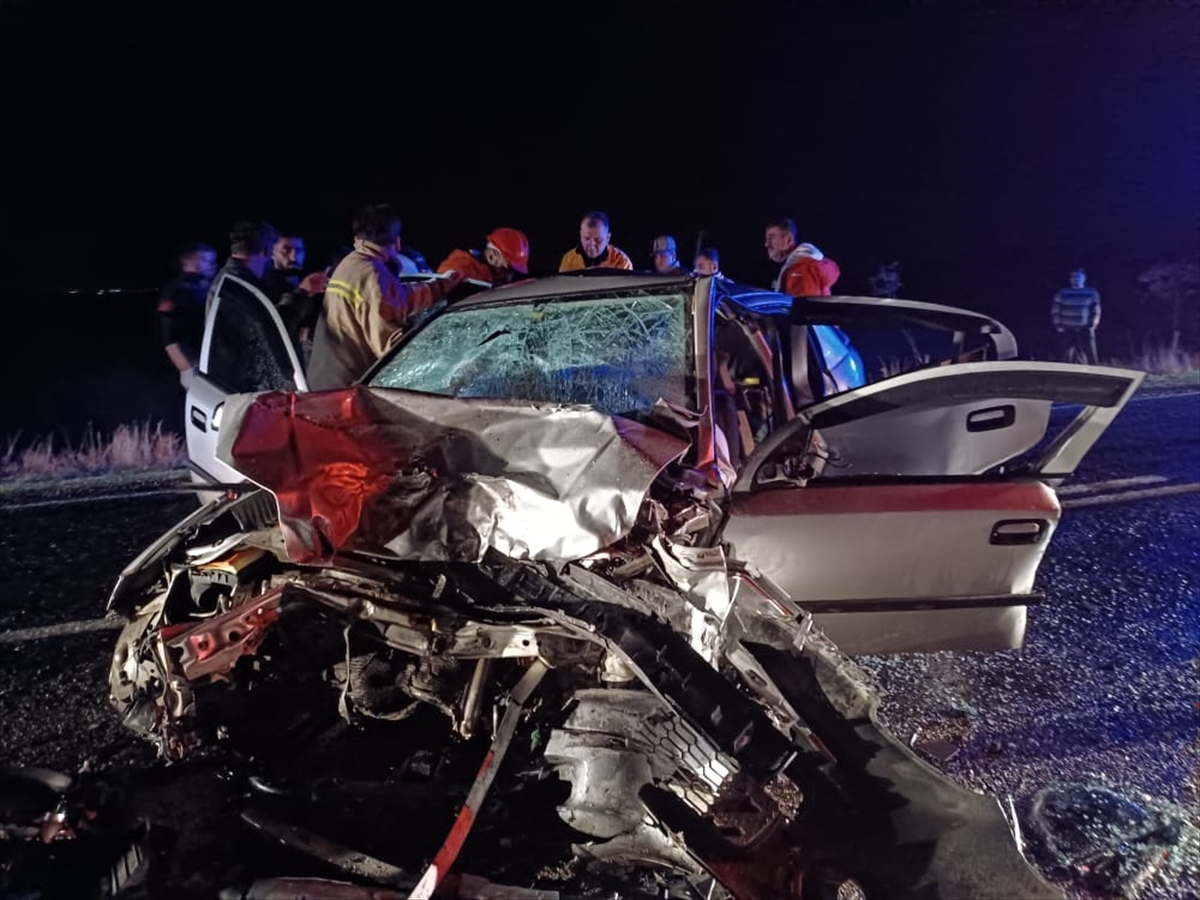 Mardin'de otomobil ile hafif ticari aracın çarpıştığı kazada 3 kişi öldü, 2 kişi yaralandı