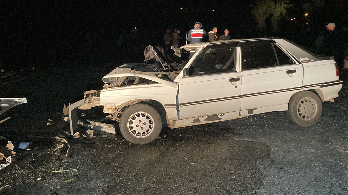 Mersin'de 2 otomobilin çarpıştığı kazada 2 kişi öldü, 5 kişi yaralandı