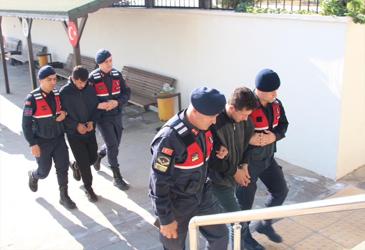 Mersin'de hırsızlık yaptıkları iddiasıyla yakalanan 2 zanlı tutuklandı