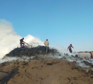 MERSİN (AA) – Mersin’in Tarsus ilçesinde mangal kömürü üretimi yapılan
