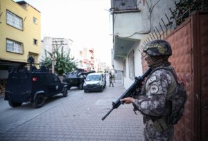 MERSİN (AA) – Mersin'de nitelikli dolandırıcılık yaptıkları iddia edilen 40