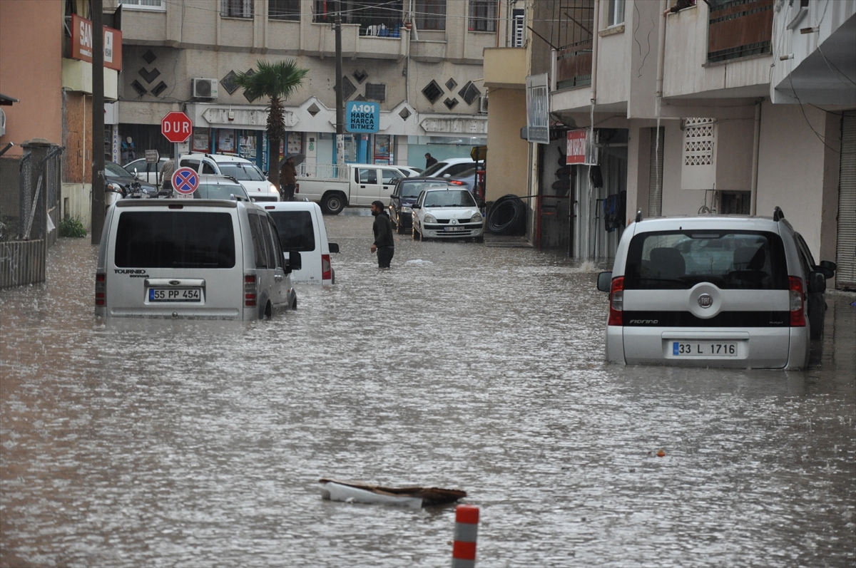 GÜNCELLEME – Mersin'de sağanak ve dolu etkili oluyor