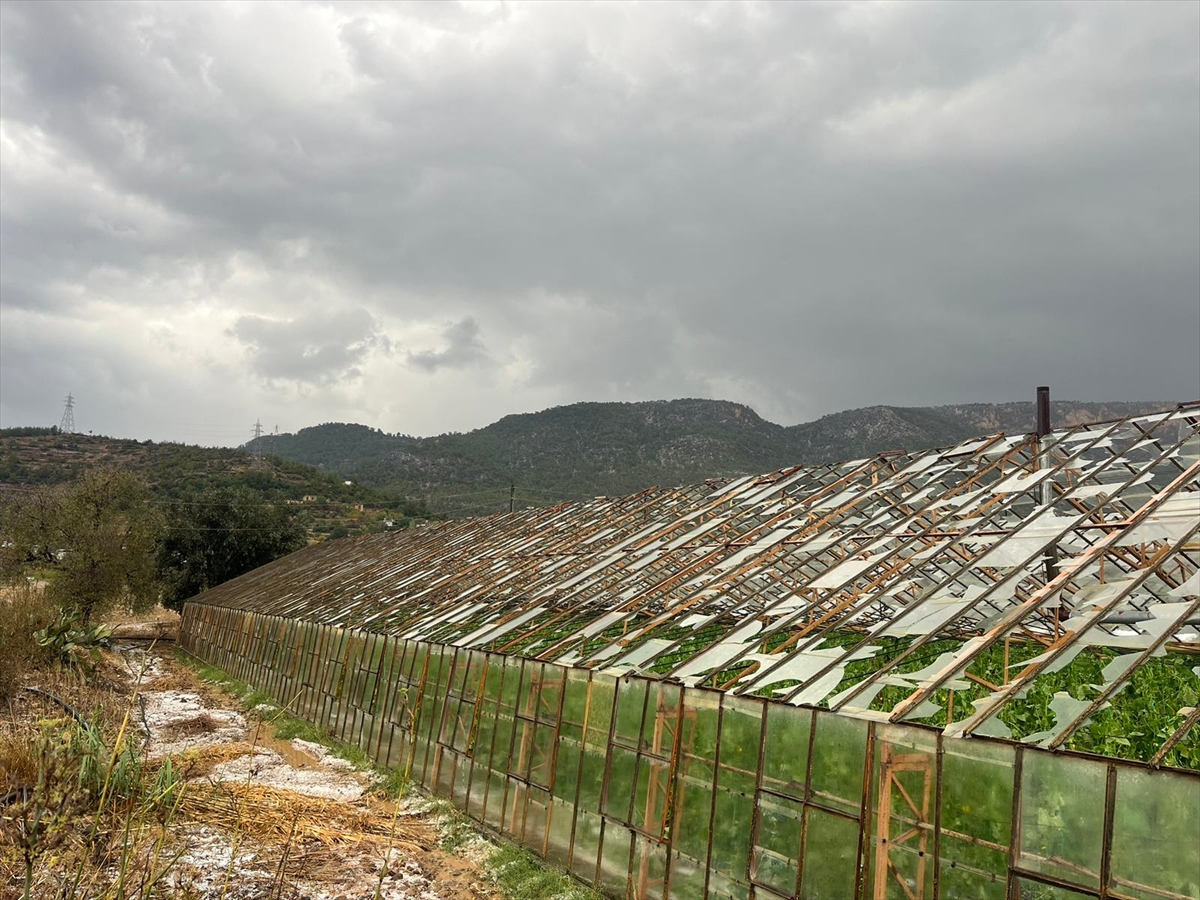 Mersin'de sağanak ve dolu etkili oluyor