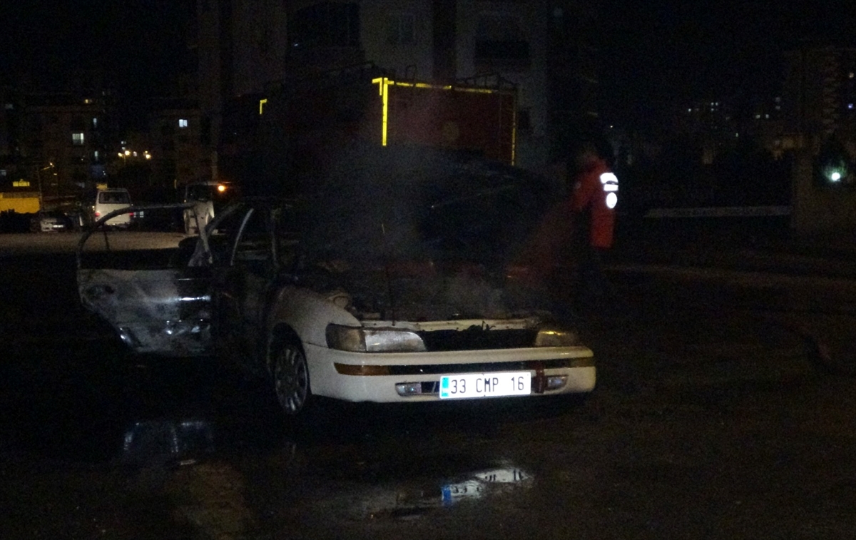 Mersin'de seyir halindeki otomobil yandı