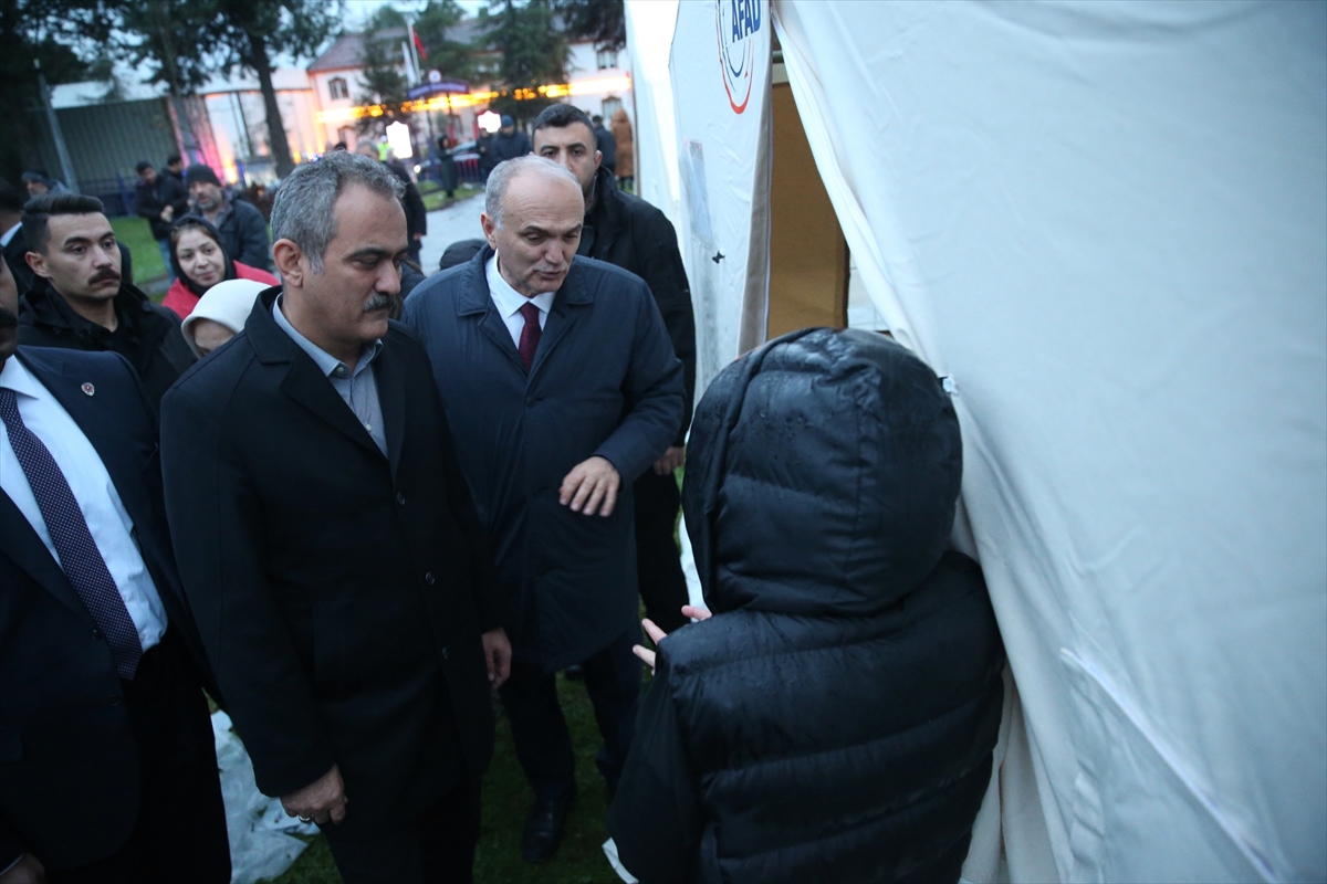 Milli Eğitim Bakanı Özer, Düzce'de depremzedeleri ziyaret etti