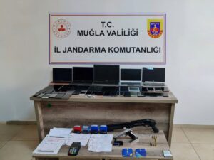 - Şüphelilerin otel rezervasyonu yapmak isteyen 180 kişiyi, sahte web